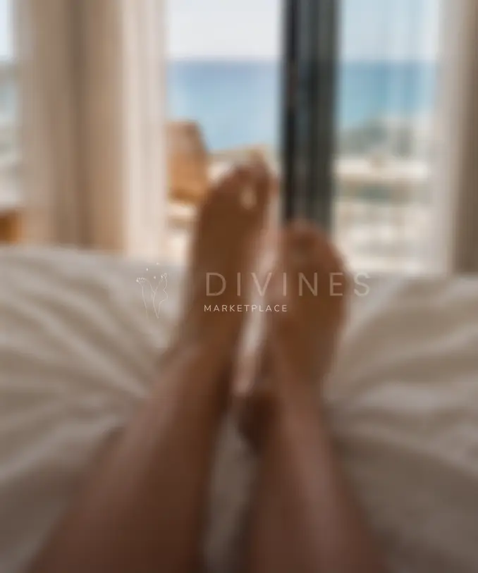 Pieds vernis blanc vue sur la mer