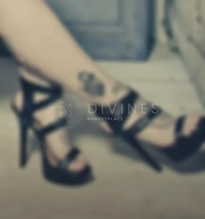 Pieds tatoués talons noirs