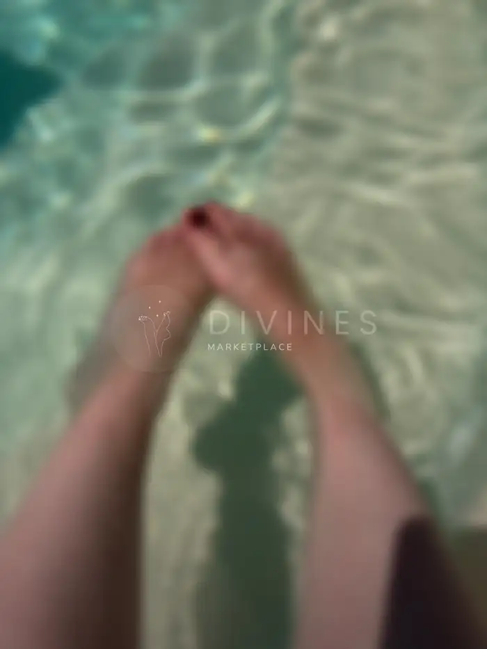 Pieds nus vernis rouge piscine