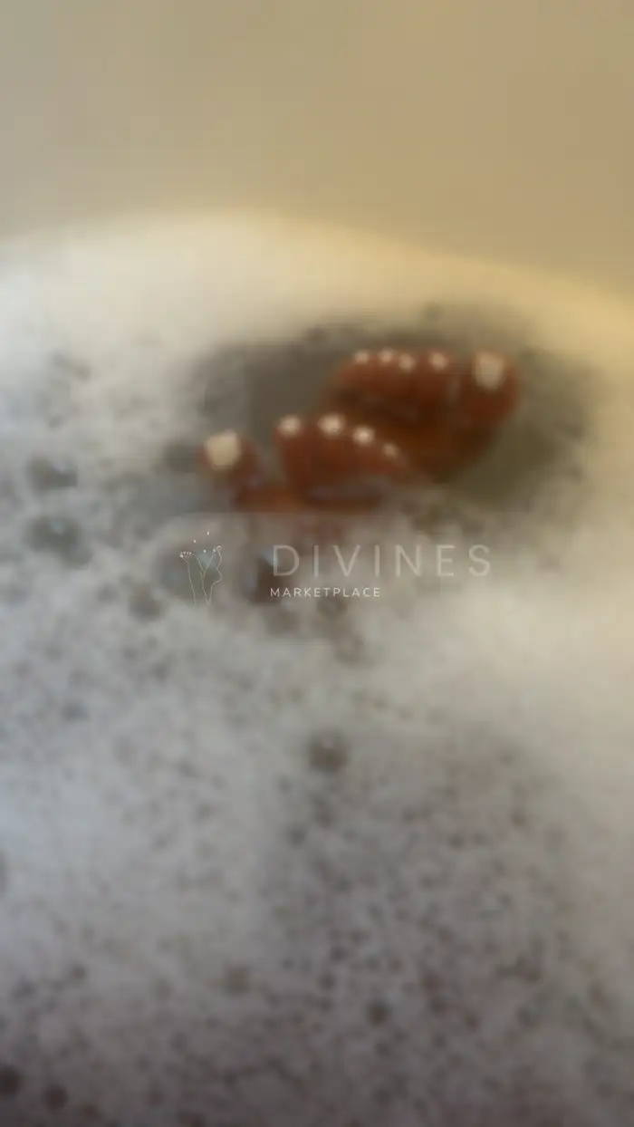 Pieds vernis blanc dans mon bain moussant 😉