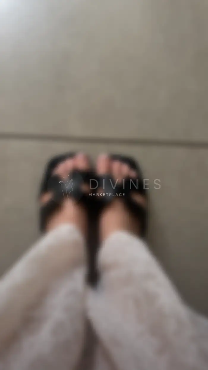 Pieds avec french blanche et claquettes hermes