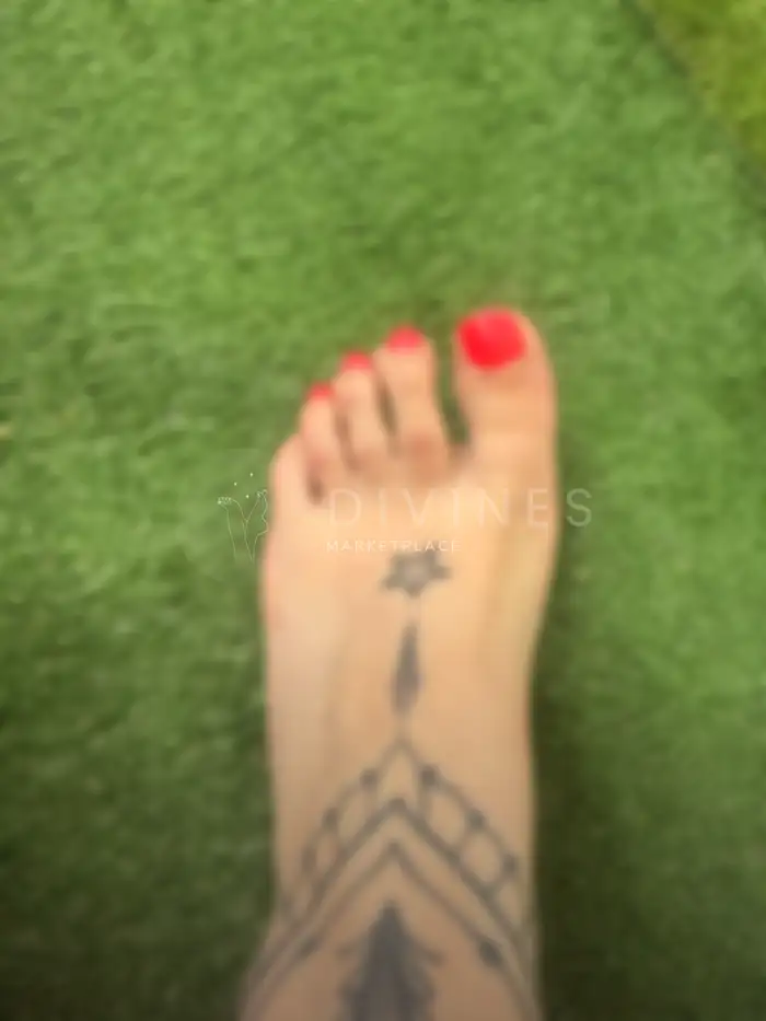 Pieds vernis fluo avec tatoo sur le pied