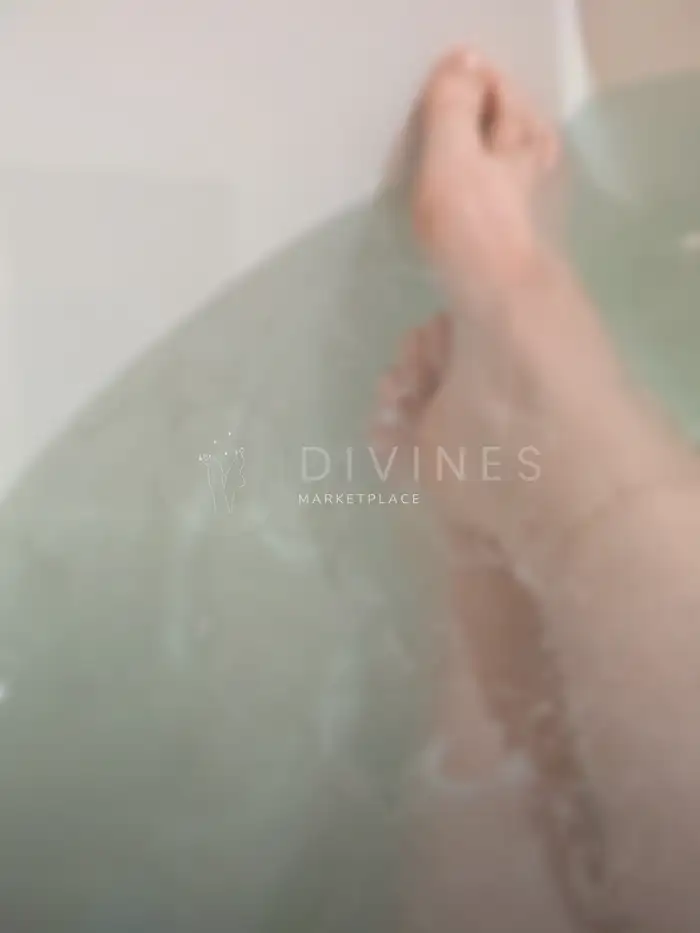 Pieds de femme au repos dans la baignoire