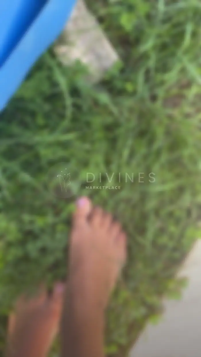 Pieds nus feminins sur herbe verte
