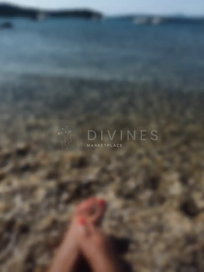 Pieds vernis rouge à la plage