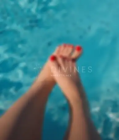 Pieds vernis rouge avec chaîne de pied