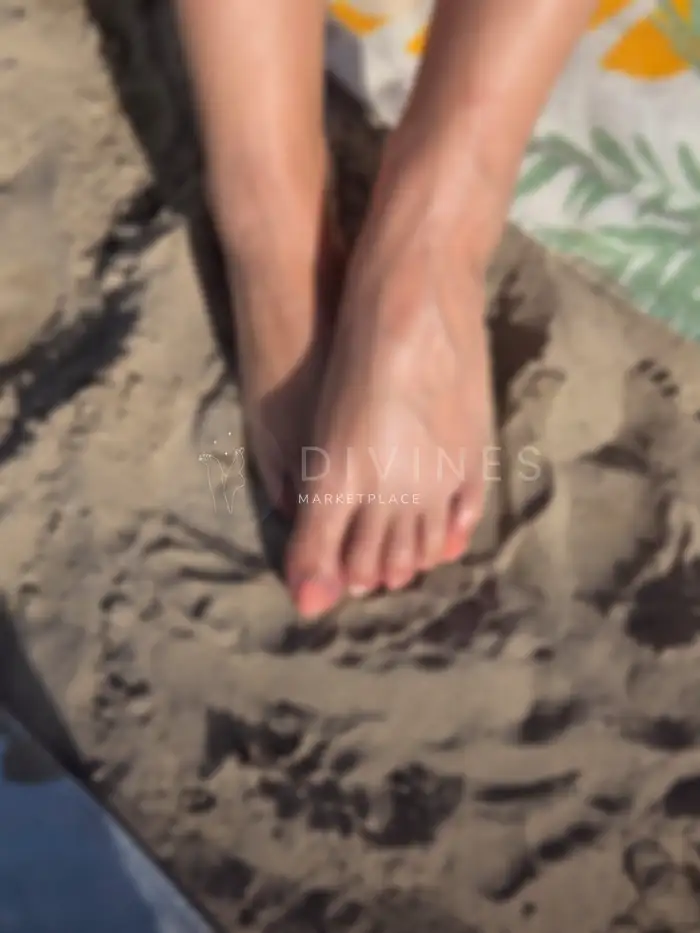 Pieds vernis à la plage