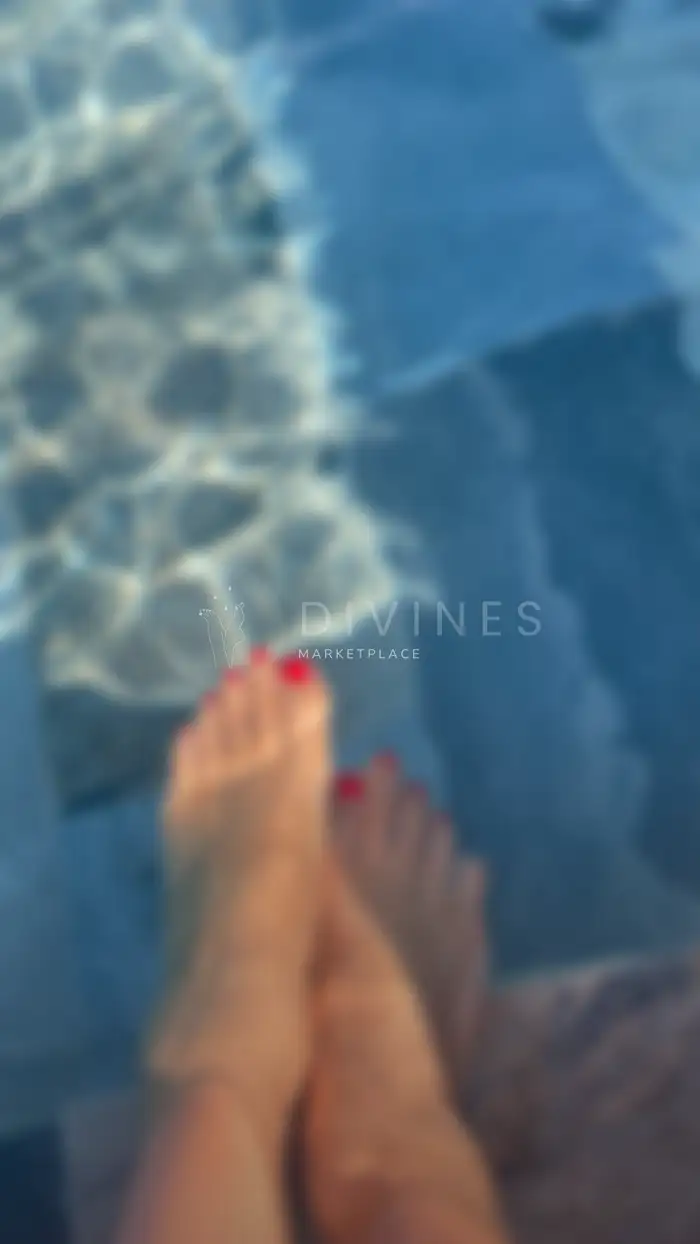 Pieds vernis rouge au bord de la piscine