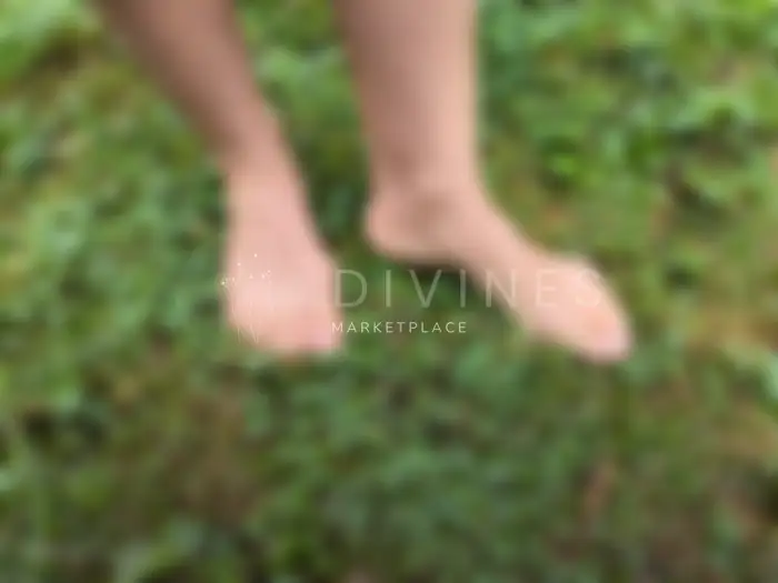 Pieds nus dans l’herbe fraîche