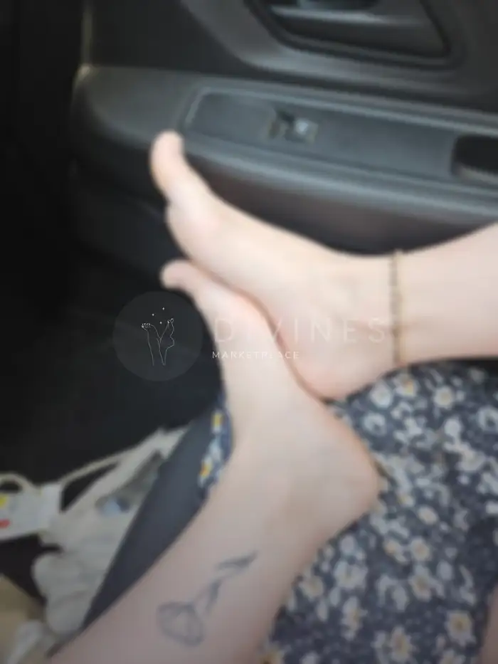 Plante contre plante, femme en voiture 🚗