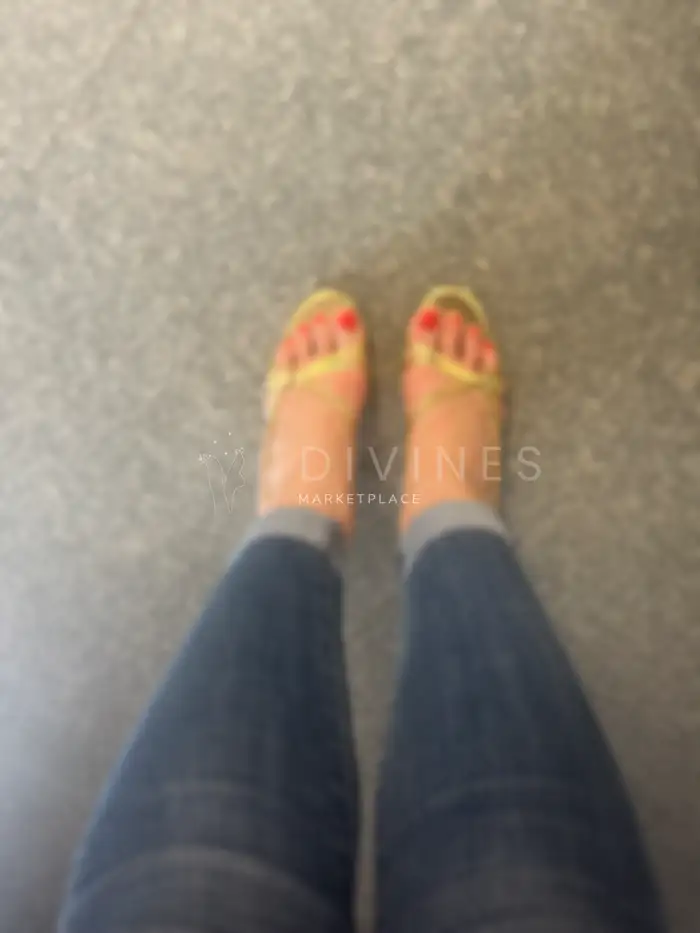 Pieds vernis rouges talons dorés