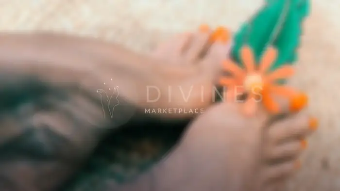 Pieds vernis orange, arqué, fleur en Crépon