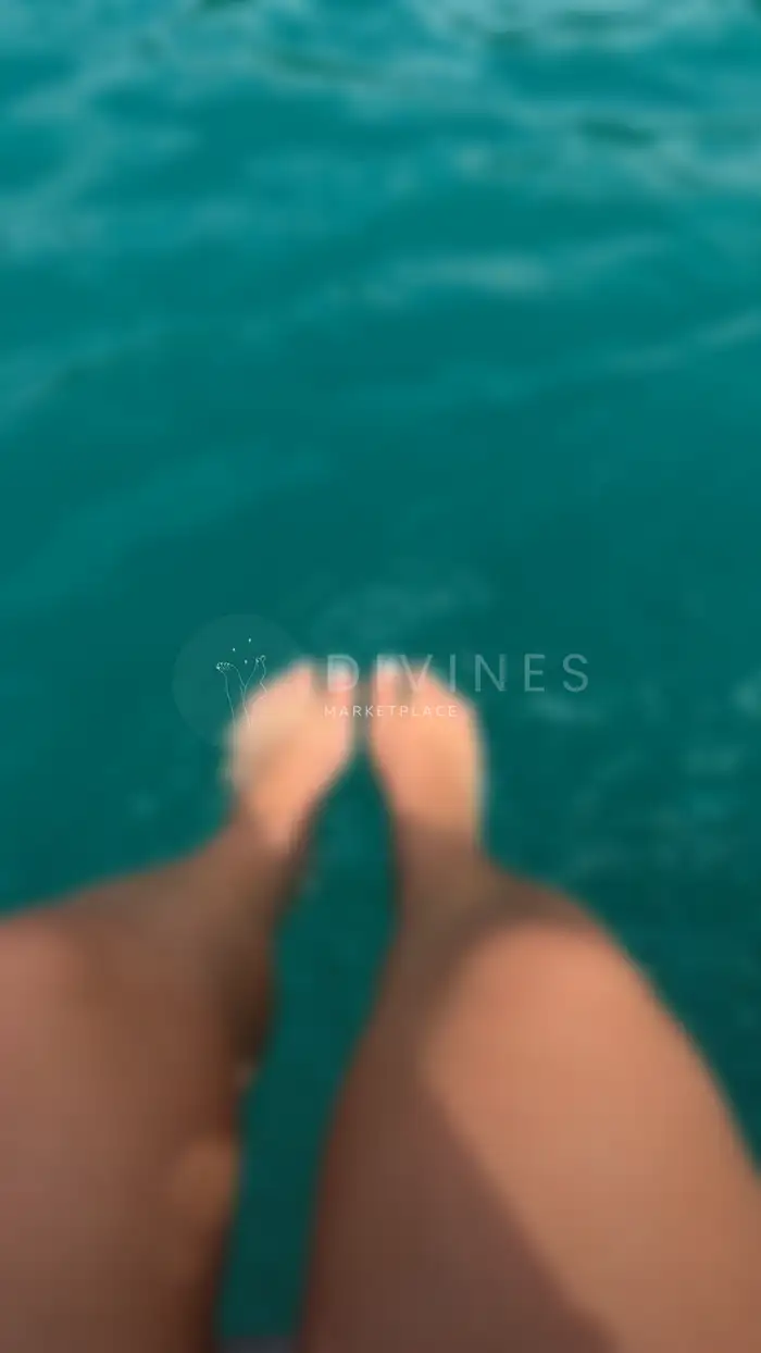 Pieds vernis blancs au dessus de l’eau bleu
