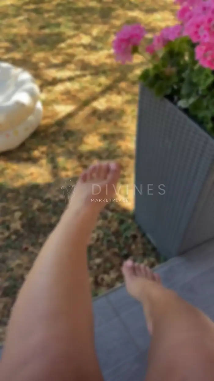 Vidéo de pieds Vernis naturel rose dans le jardin