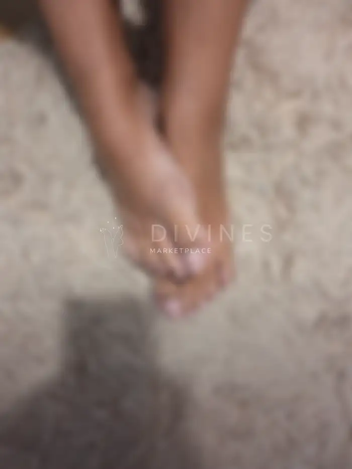 Pieds de femme vernis nude