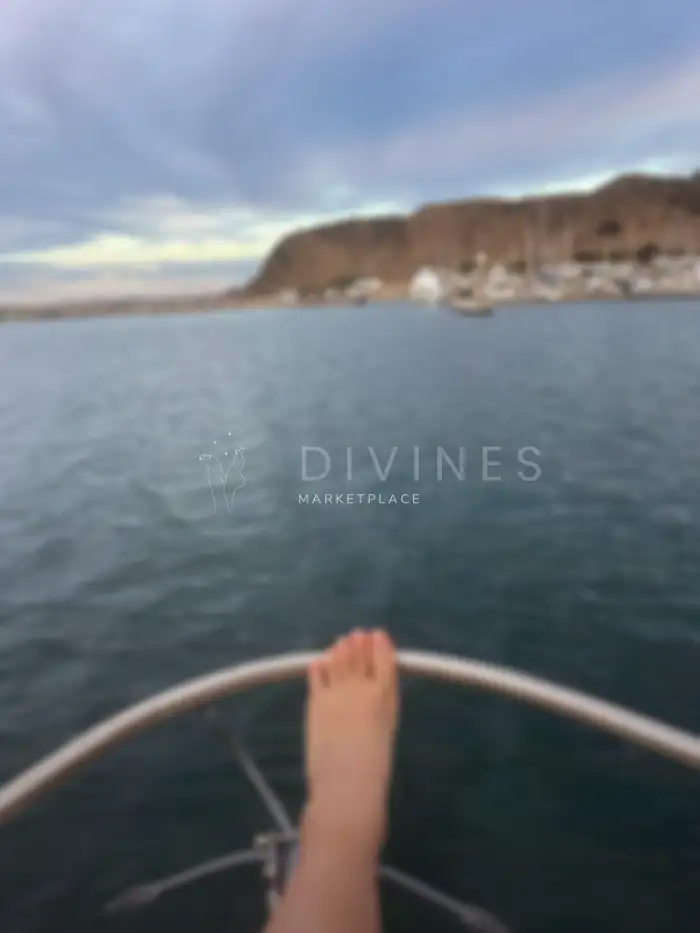 Pied à l'air sur un bateau