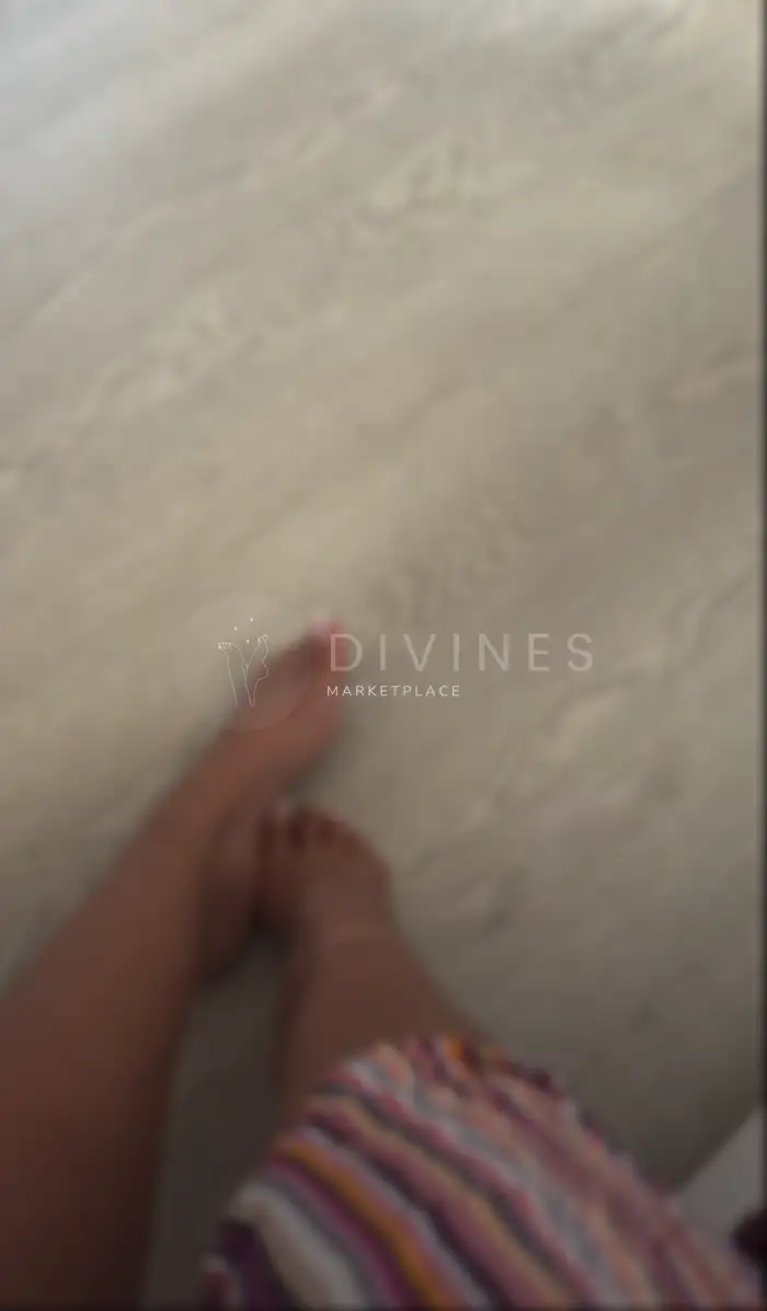 Plante de pieds femme après bain de mer