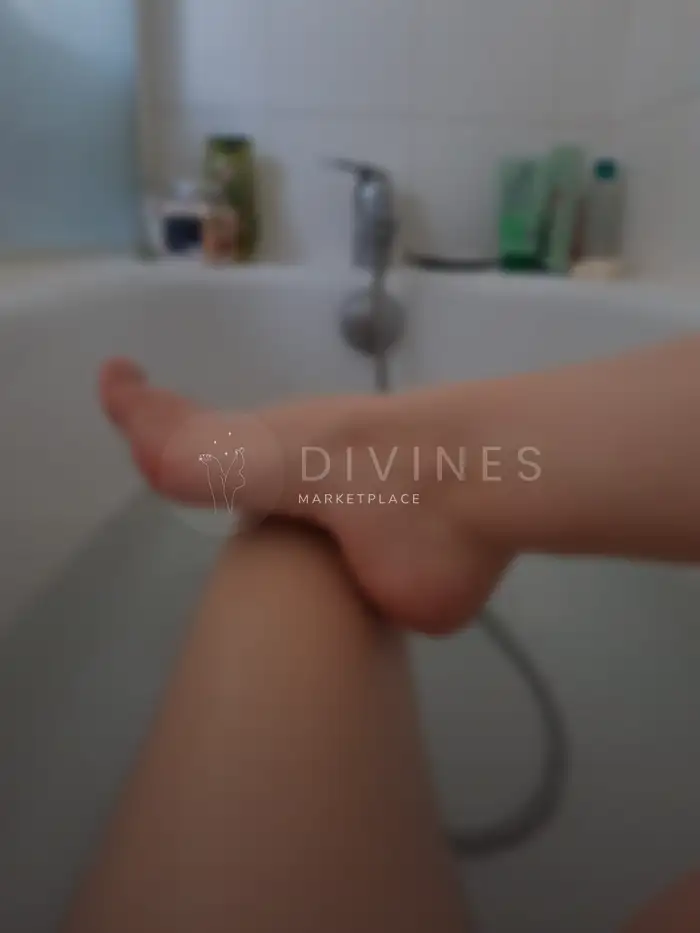 Pied nu cambré dans salle de bain