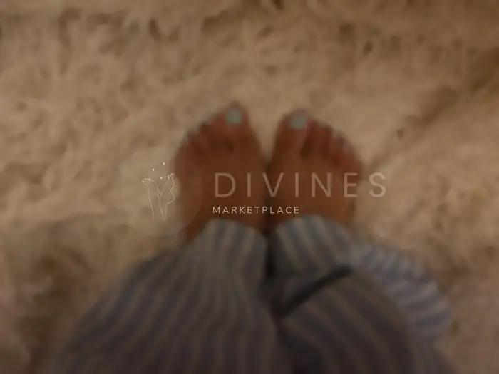 pieds avec du beau vernis bleu sur un jolie tapis