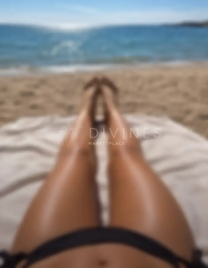 Pieds vernis sur serviette de plage au soleil