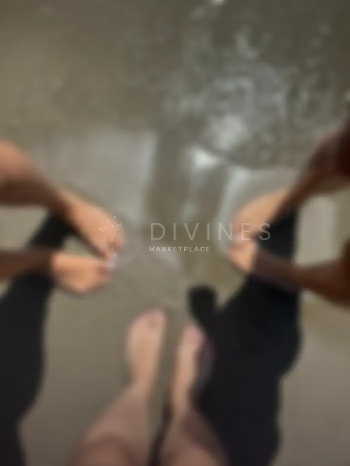 Photo de 3 paires de pieds à la plage