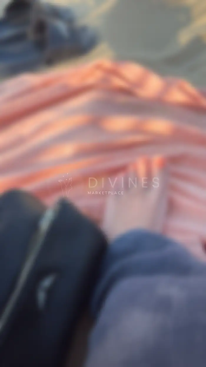 pied vernis orange à la plage
