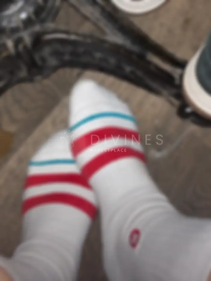 Pieds féminins chaussettes de sport