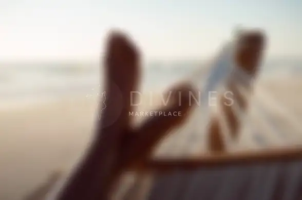 Pieds nus sur plage de sable fin ambiance été