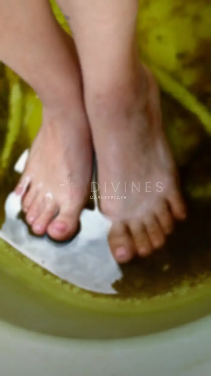 Les pieds dans leau bien sale