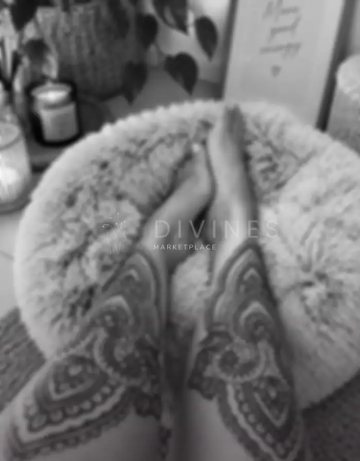 Pieds tatoués sur un doux tapis en fausse fourrure.