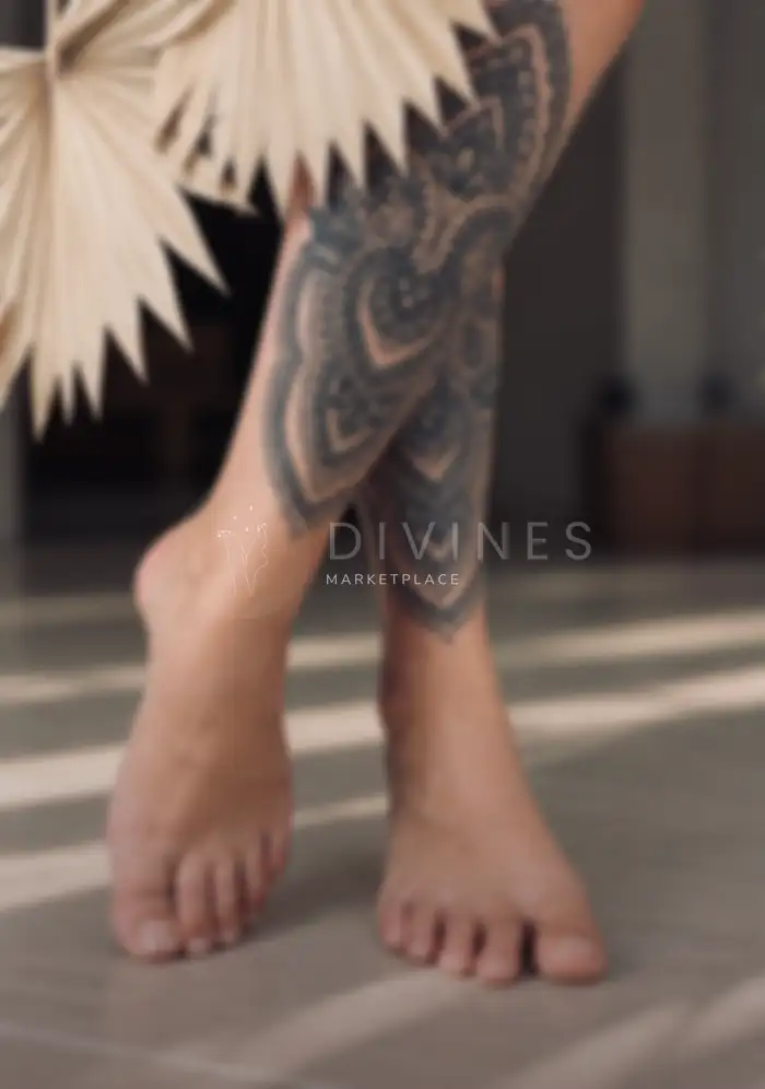 Pieds tatoués et plante nue – ambiance sensuelle