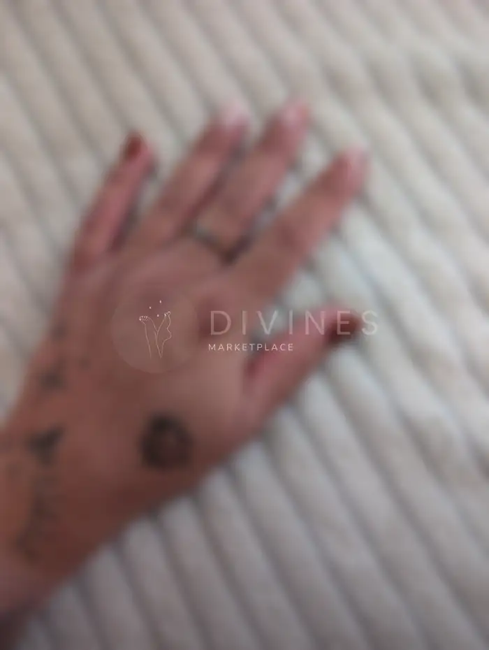 Main gauche, avec tatouages, après manucure