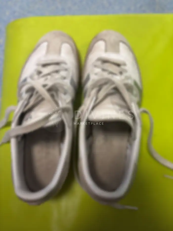 Pieds au repos après le sport en chaussettes
