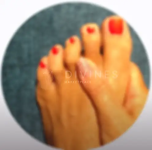 Pieds vernis et main