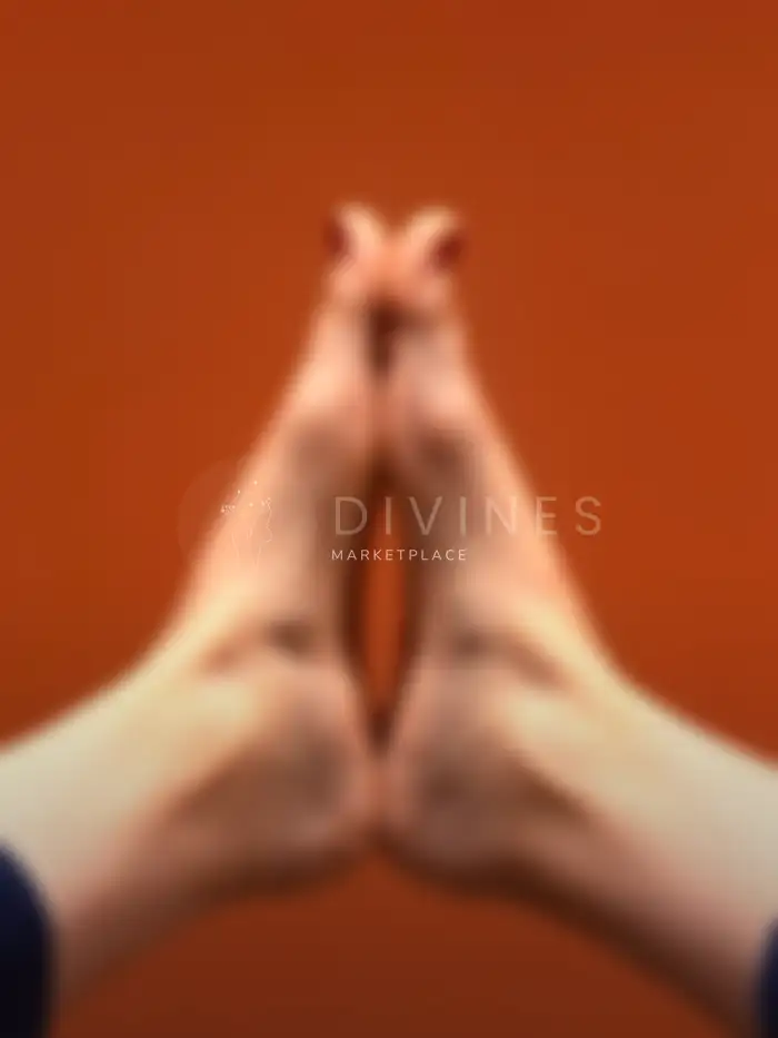 Pieds sur fond Terracotta