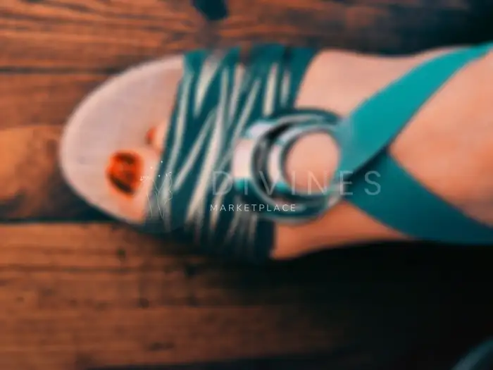 Pieds vernis légèrement chaussés