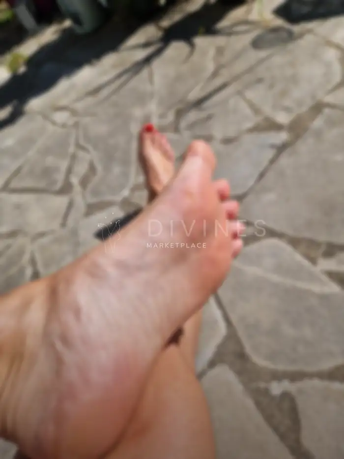 Pieds égyptiens nus