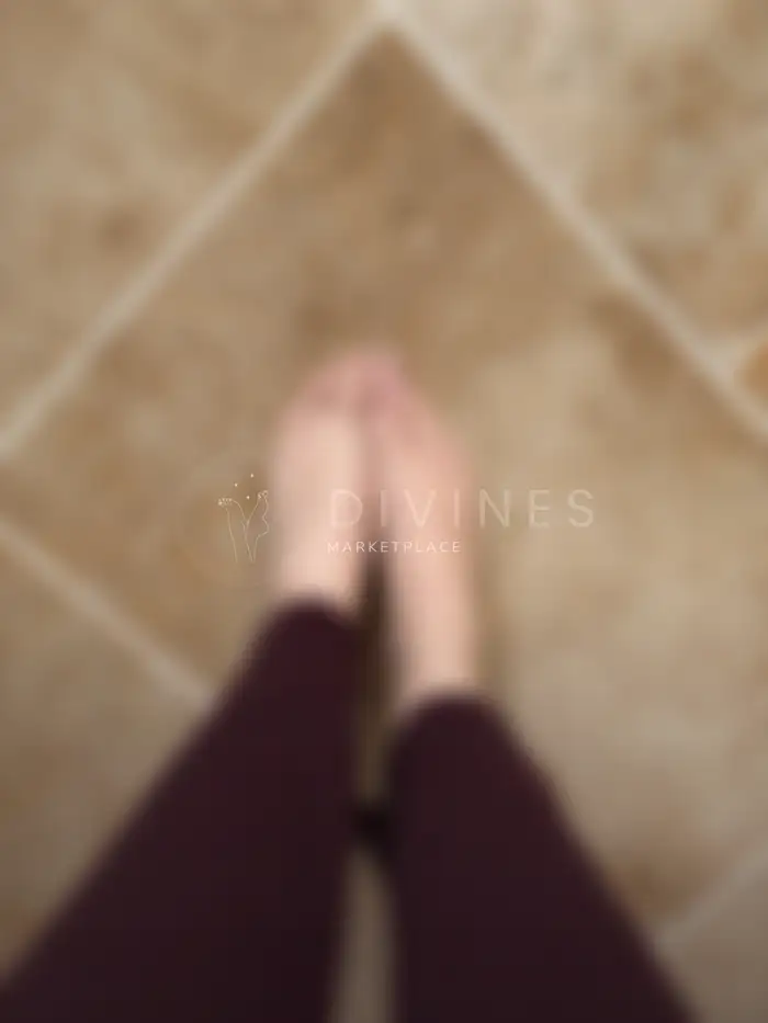 French pédicure pieds nus lumière dorée