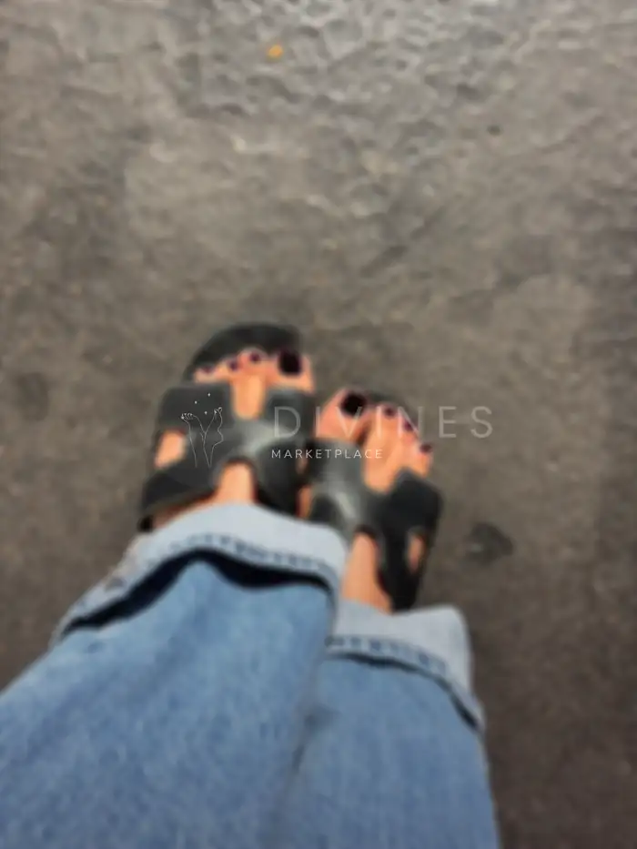 Pieds vernis black tulipe reflet violet au soleil