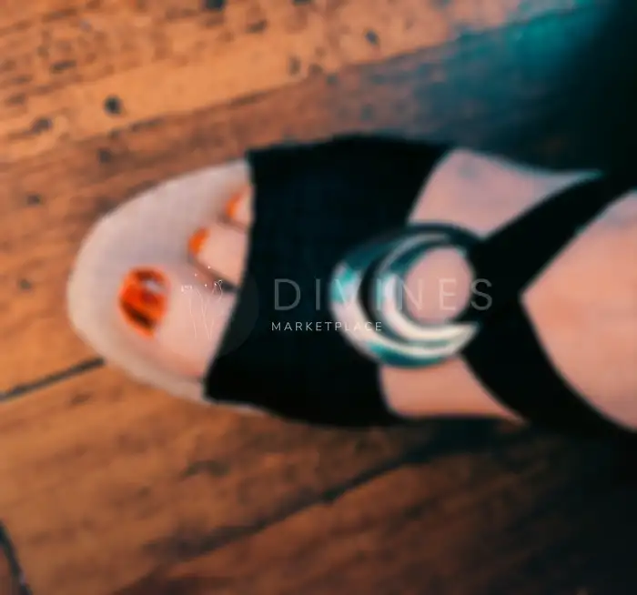 Pieds légèrement chaussés en mode glamour