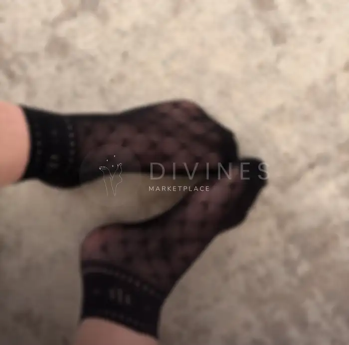 Pieds en dentelle noire sur bas résille