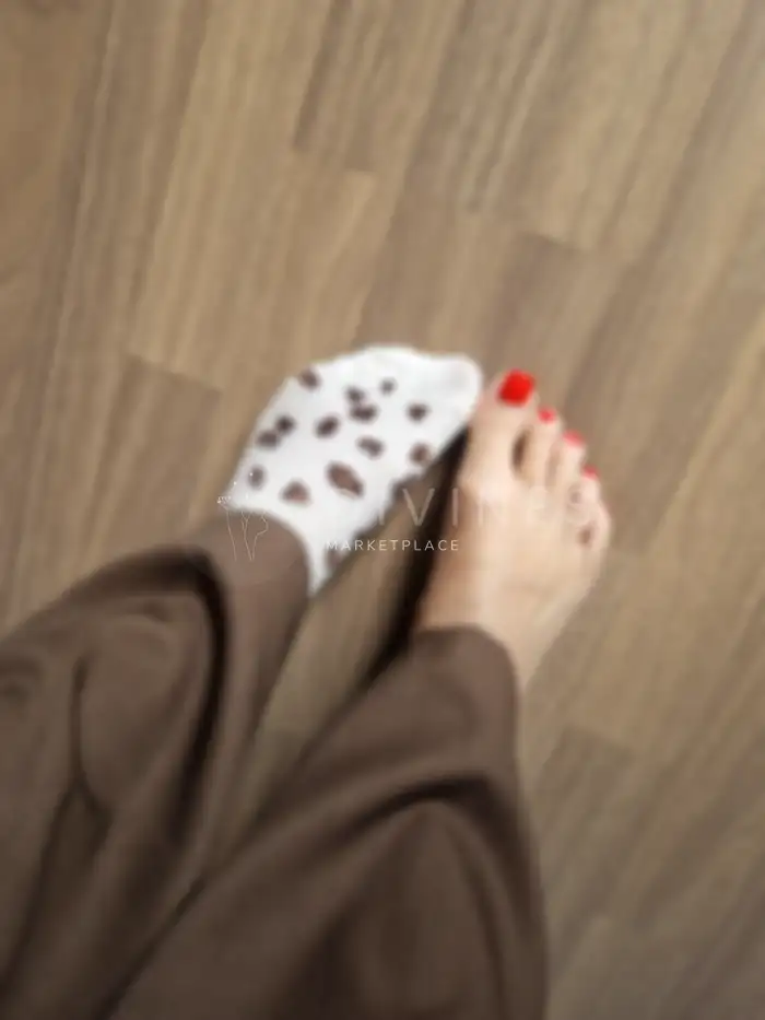 Pieds vernis avec et sans chaussette