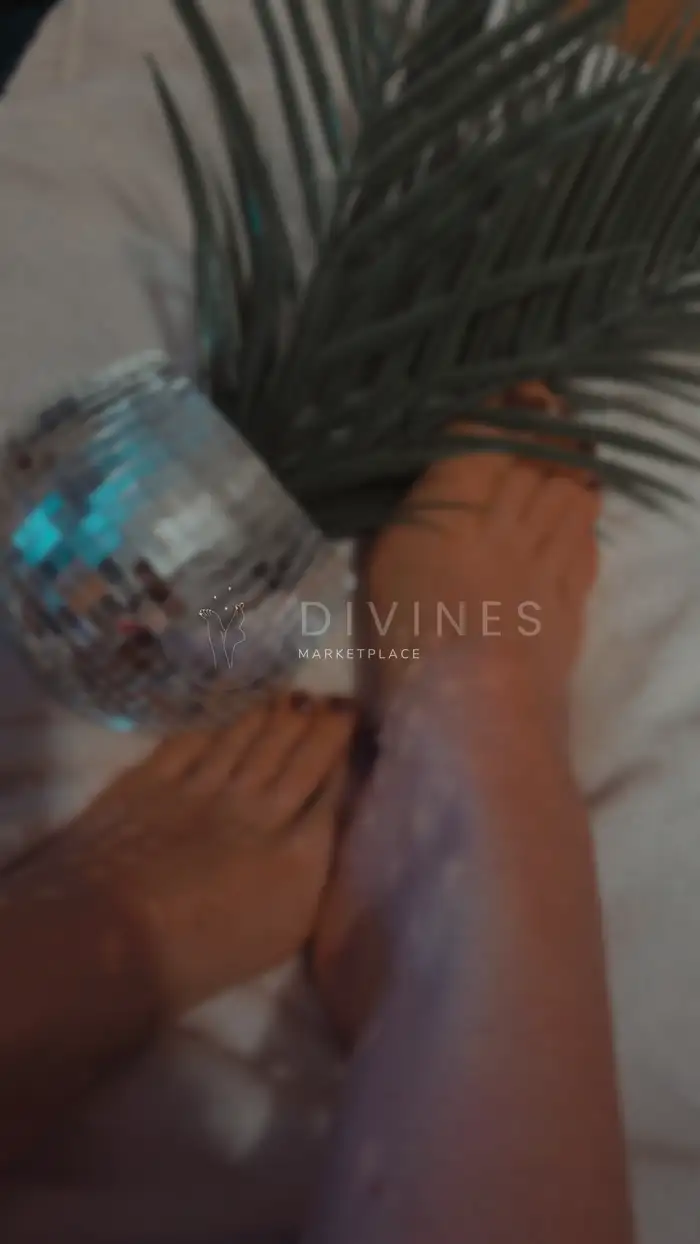 Pieds nus, vernis, boule Ă facette
