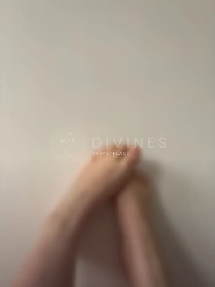 1 photo de pieds d’une jolie jeune fille de 20 ans
