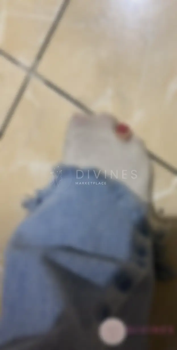 Photos de pieds avec chaussettes trouer
